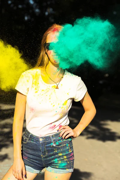 Maravillosa joven en gafas de sol celebrando el festival Holi de — Foto de Stock