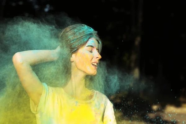 Closeup πορτρέτο του γέλιου μελαχρινή γυναίκα παίζει με ξηρό yel — Φωτογραφία Αρχείου
