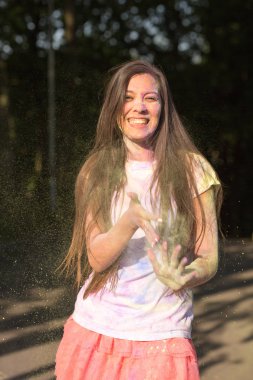 Neşeli esmer Asyalı kadın Ho kuru yeşil boya ile oynarken