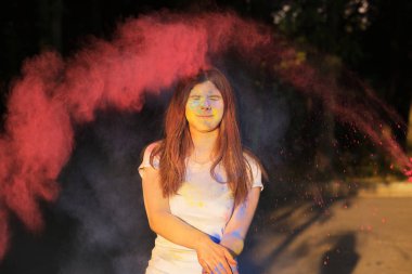 Renkli toz celebrati ile kaplı çekici esmer kadın