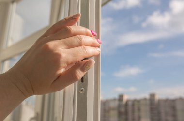 El açılış pencere yüksek katlı Schüco arka plan üzerinde