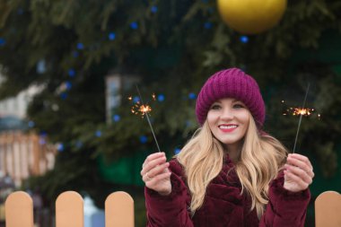 Harika sarışın kadın köpüklü bengal ışıkları ile eğleniyor 