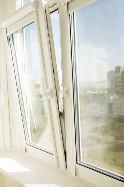 Havalandırma ile modern pvc pencere portre çekim