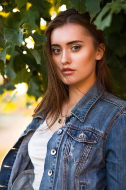 Esmer kadın mükemmel cilt güneş ışınlarının poz ile şaşırtıcı bir