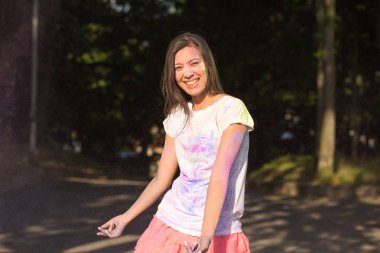 Giyen beyaz t gömlek ve pembe etek, celebrati güzel genç kadın