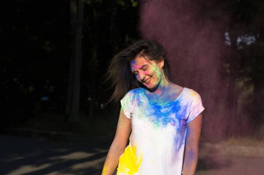 Holi toz içinde patlayan ile poz güzel tabaklanmış kadın 