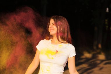 Sarı ve pembe toz c patlayan ile pozitif esmer kadın