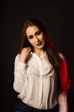 Gizemli esmer kadın uzun saçlı ve yaratıcı metalik m