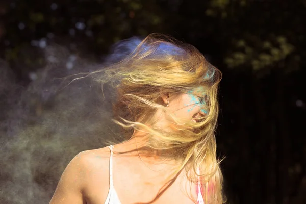 Mulher loira bonita com vento no cabelo posando no festival Holi — Fotografia de Stock