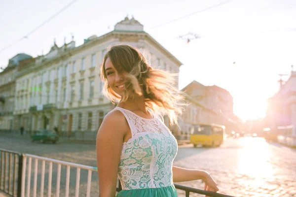 Mulher loira adorável com sorriso encantador posando ao nascer do sol — Fotografia de Stock