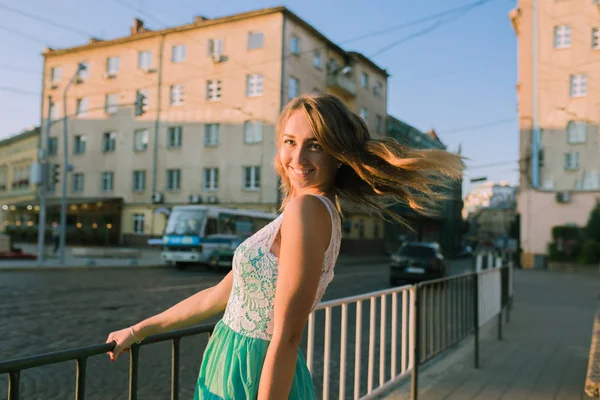 Entzückende blonde Frau mit charmantem Lächeln posiert bei den Sonnenstrahlen — Stockfoto