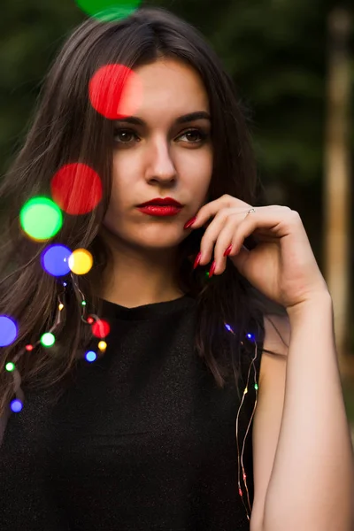 Closeup retrato de linda jovem posando com garl colorido — Fotografia de Stock