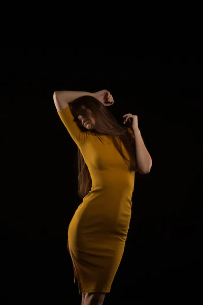 Mulher morena sedutora com cabelos longos posando em vestido amarelo um — Fotografia de Stock