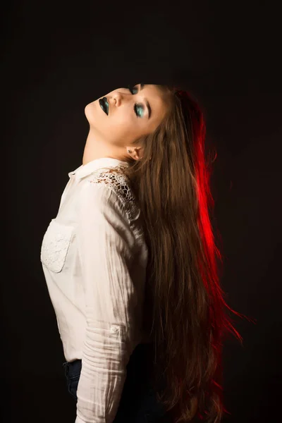 Atractiva dama bronceada con viento en el pelo y brillante mak creativo —  Fotos de Stock