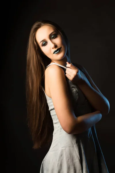 Attraktive junge Frau mit langen Haaren und kreativem Metallic-Make — Stockfoto