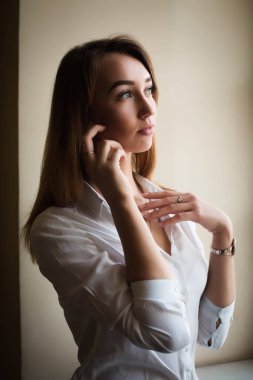 Hangi odada poz Beyaz gömlekli muhteşem genç esmer modeli