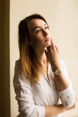 Hangi odada poz Beyaz gömlekli muhteşem bir esmer kadın