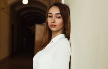 Beyaz gömlekli odaya poz güzel esmer modeli