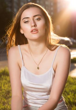 Mükemmel makyaj su ışınları poz ile lüks esmer Bayan