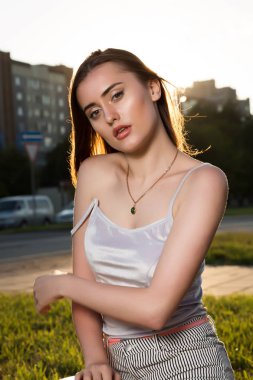 Güneş, güneş ışınlarının poz kadife gömlek şaşırtıcı genç kadın