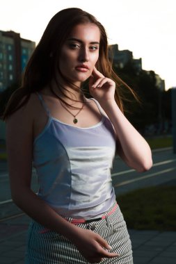 Mükemmel makyaj güneş ışınlarının poz olan baştan çıkarıcı kadın 