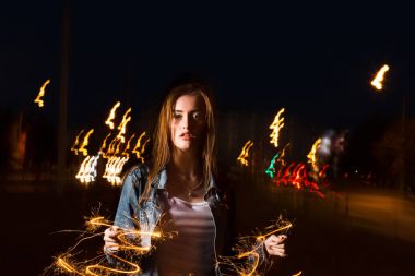 Güzel esmer model t Street karışık ışığıyla poz