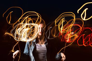 Güzel esmer model t Street karışık ışığıyla poz