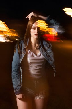 Zarif genç kadın ile poz karışık ışık Street