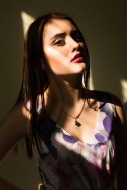 Parlak makyaj karanlık oda zekâ poz ile güzel esmer modeli