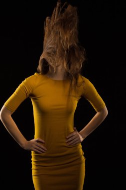 Yel içinde poz hareket uzun saçlı ifade esmer kadın