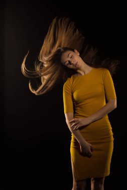 Şaşırtıcı genç kadın uzun saçlı sarı dr poz hareket