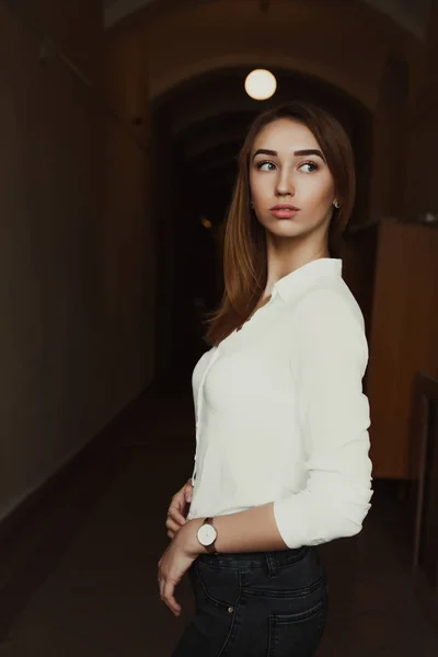 Maravillosa joven con camisa blanca posando en la habitación — Foto de Stock