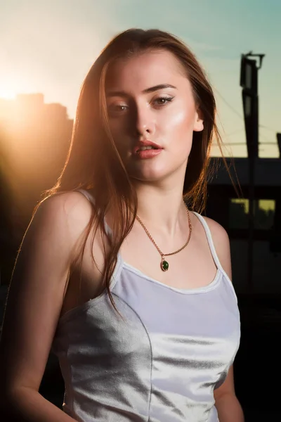 Модная молодая женщина с идеальным макияжем позирует в солнечных лучах — стоковое фото