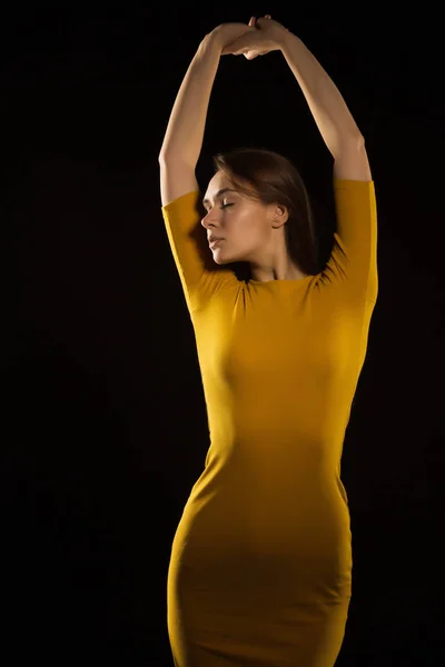 Elegante jovem mulher com cabelos longos posando em vestido amarelo no — Fotografia de Stock