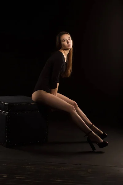 Attraktive brünette Frau mit langen Beinen posiert im Schatten — Stockfoto