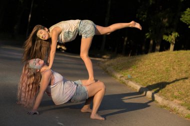 İki mutlu kadın arkadaş eğlenmek colofrul boya ile kaplı bir