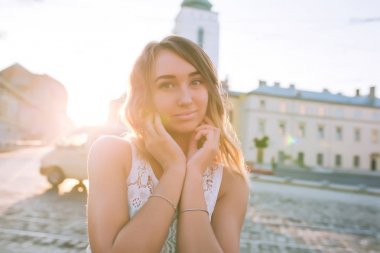 Çok güzel sarışın kadın çekici gülümseme güneş doğarken poz ile bir