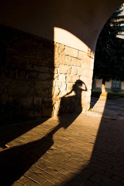 Gölge güzel çarpıcı modeli uzun elbise giyiyor. Sokak po