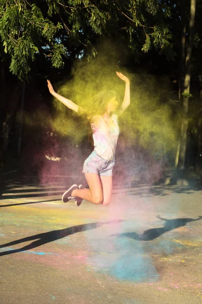 Espléndida morena saltando con rosa explosivo, azul y vosotros — Foto de Stock
