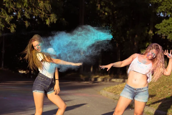 Dois positivo loira mulher amigos se divertindo com explodindo Holi — Fotografia de Stock