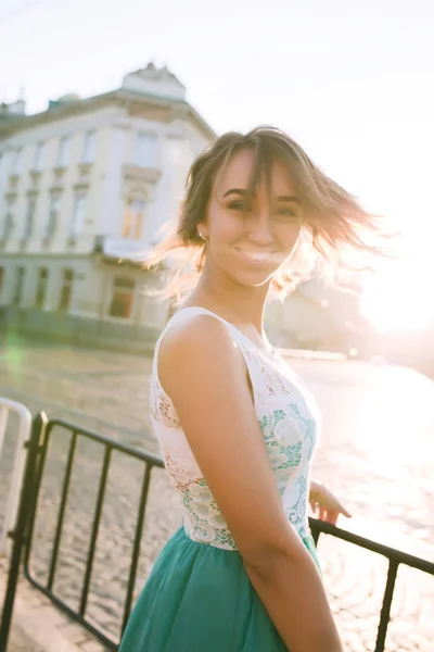 Mulher loira incrível com sorriso encantador posando ao nascer do sol um — Fotografia de Stock