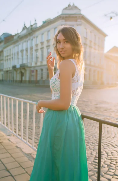 Menina loira na moda em vestido de renda posando em raios de sol no — Fotografia de Stock