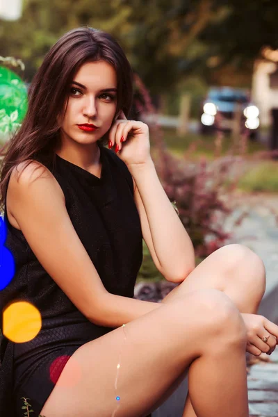 Adorable brunette model with bright makeup holding garland at th — Stock Photo, Image