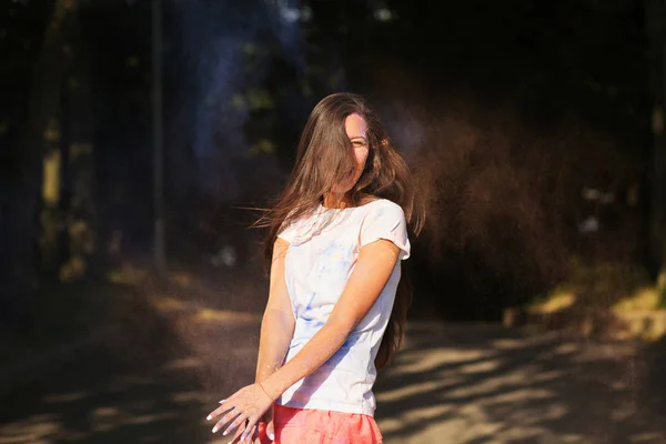 Gelukkig jonge Aziatische vrouw spelen met droge verf op Holi kleuren fe — Stockfoto
