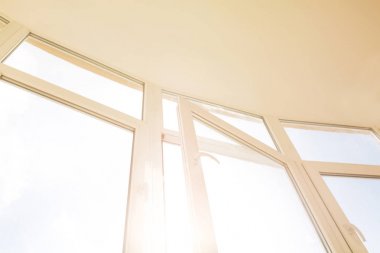 Güneş parlama ile açık plastik pencere