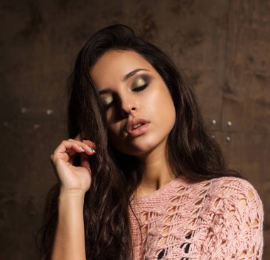 Uzun gür saçlı ve profesyonel makyaj oldukça esmer Bayan