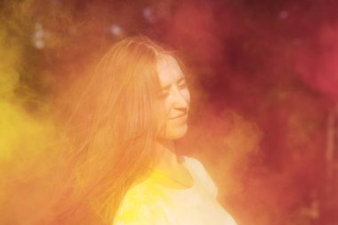 Holi boya partide oldukça neşeli modeli