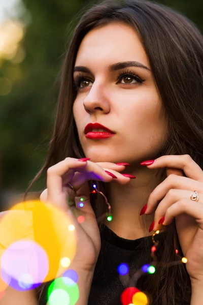 Retrato de close-up de mulher jovem na moda posando com colorido — Fotografia de Stock