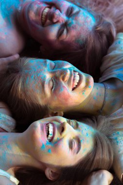 Portre portre poz üç neşeli sarışın kadın arkadaş bir