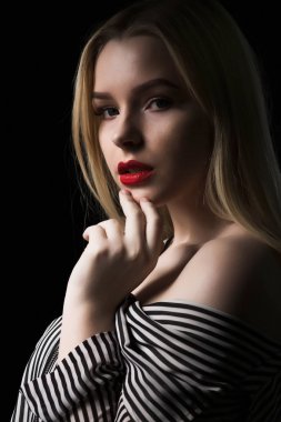 Çıplak omuz ile beyaz bluz giyen harika sarışın kadın, 